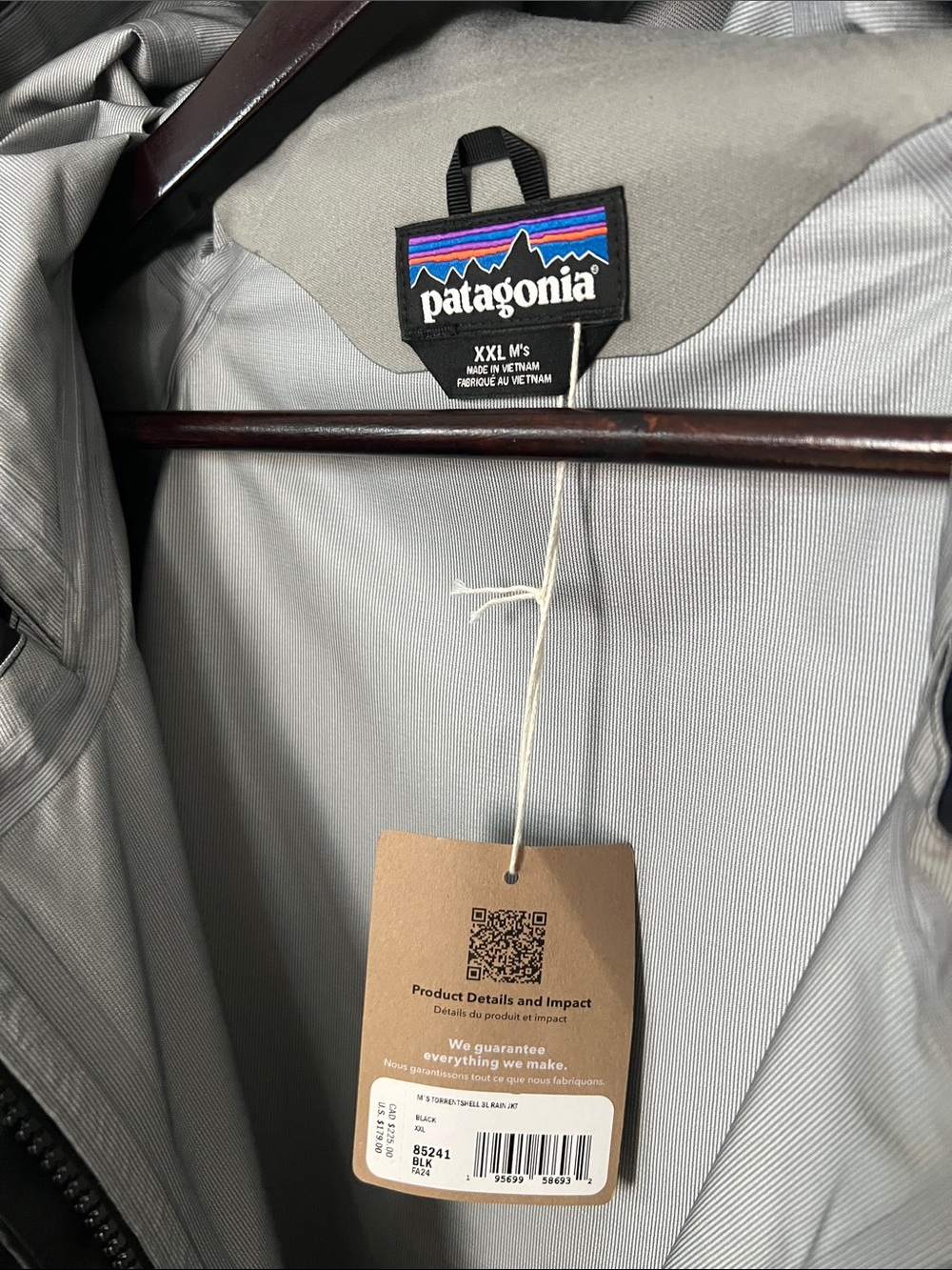Patagonia Men’s Black Hooded Waterproof Rain Jacket - Picture 2 of 7